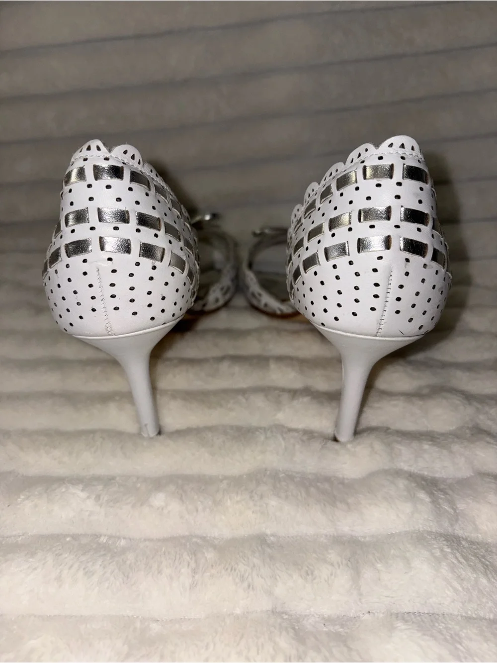 Kathy Van Zeeland White Scalloped Bow Heels with Silver Bow 8M